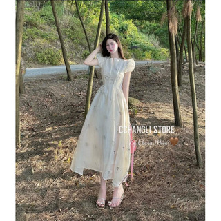 Váy midi cổ vuông tay phồng hoa nhún ngực, kem thêu hoa tay phồng Frozenhouse