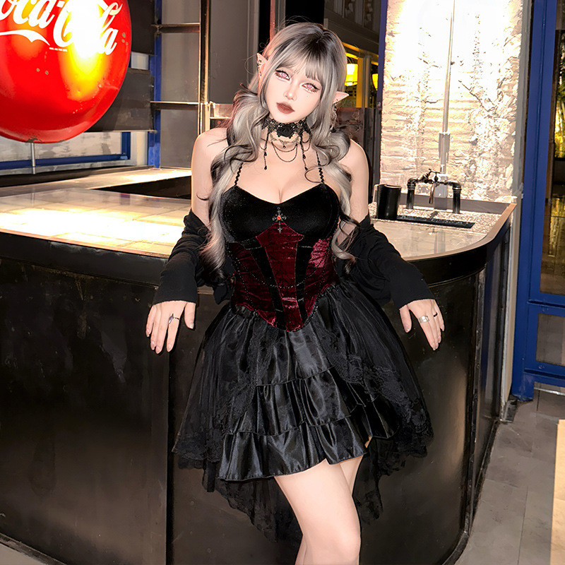 Trang phục Halloween: Váy đen phong cách Dark Gothic, gợi cảm như ma cà rồng