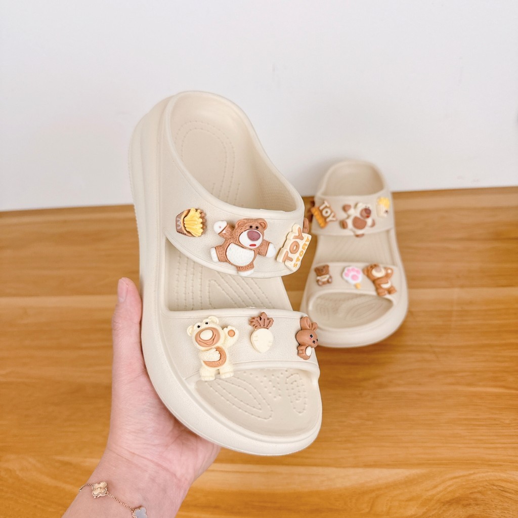 Dép sục nữ bản classic gắn charm gấu, dép 2 quai ngang kèm 18 sticker Gấu Nâu