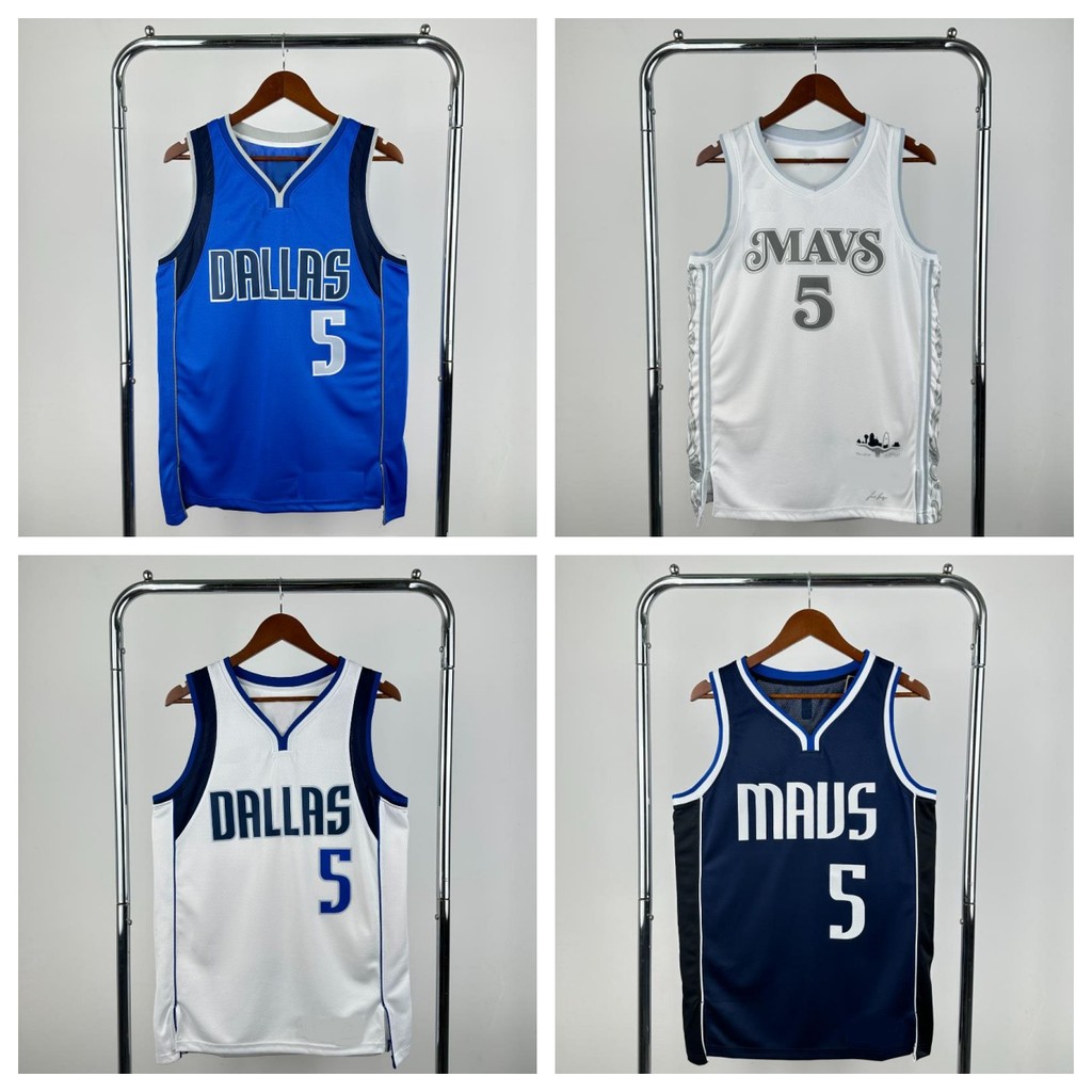 Áo bóng rổ Mavericks với logo của Davis, Dončić và Irving