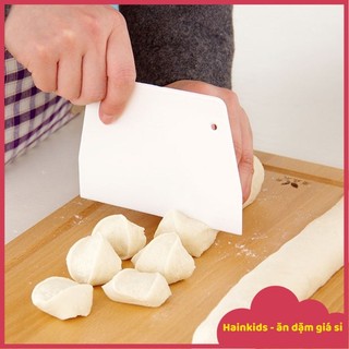 Dụng cụ cắt bột, chia bột, vét bột, miếng cắt bột hình thang lớn, chất liệu miếng nhựa pp chà láng