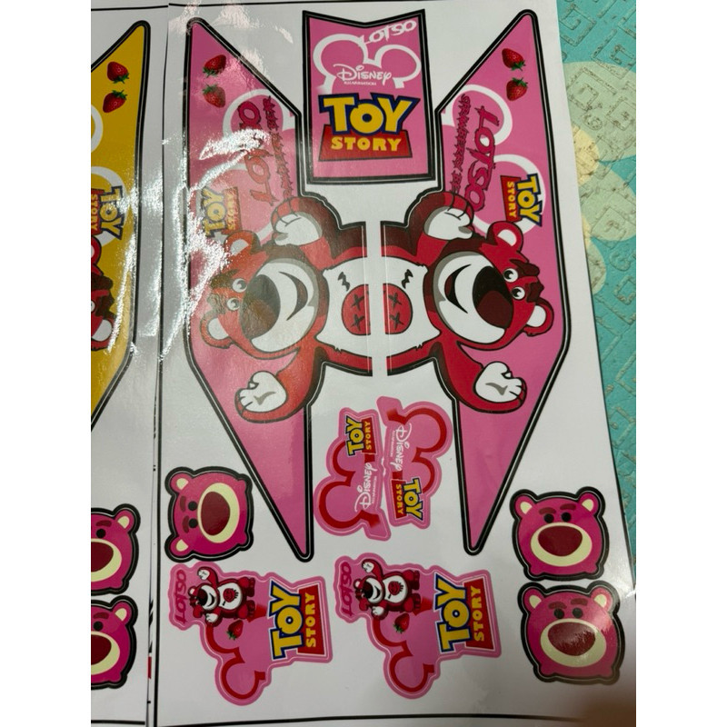 Tem gấu dâu dán xe điện Xmen Lotso