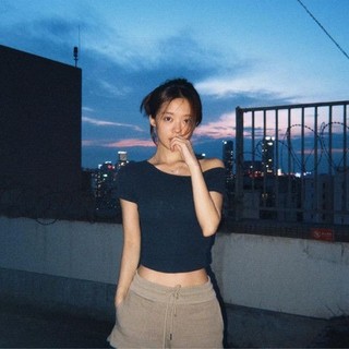 Áo thun ngắn tay lệch vai màu xanh đậm Hot Girl Áo thun nữ mùa hè Skinny ngắn sang trọng độc đáo và đẹp mắt ngoài vai hàng đầu
