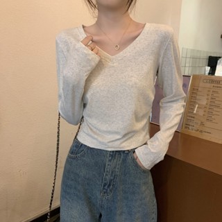 Áo thun tay dài baby tee Áo ôm body 100% cotton Áo phông nữ mặc trong 100% cotton dài tay phối bên trong màu trơn thiết kế cổ chữ V dễ phối phong cách Hàn Quốc