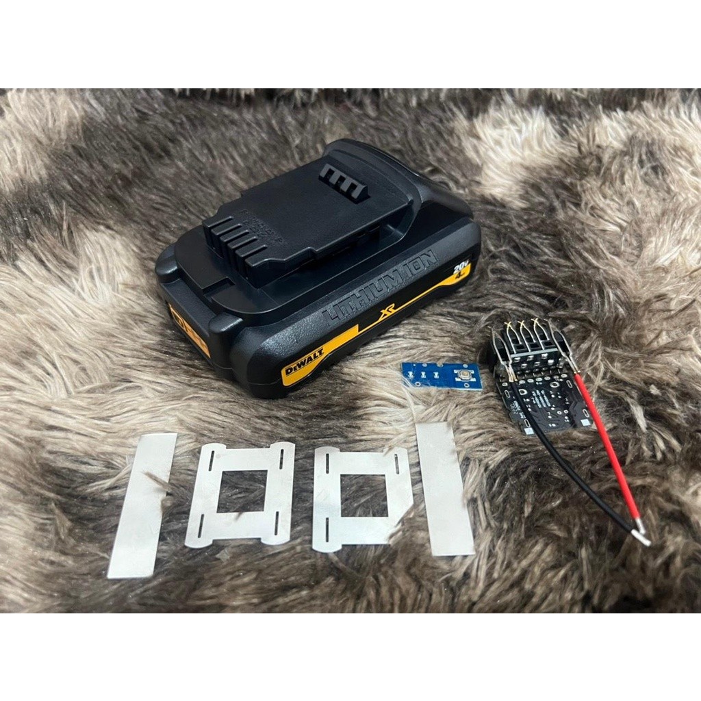 Vỏ mạch Dewalt 4AH 20V 1 hàng cell 21700 mạch đen như zin. BN.