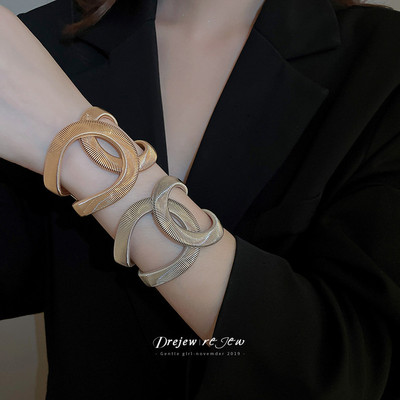 Vòng tay quấn xoắn họa tiết kim loại, phong cách châu Âu và Mỹ, phù hợp cho nàng cá tính trendy