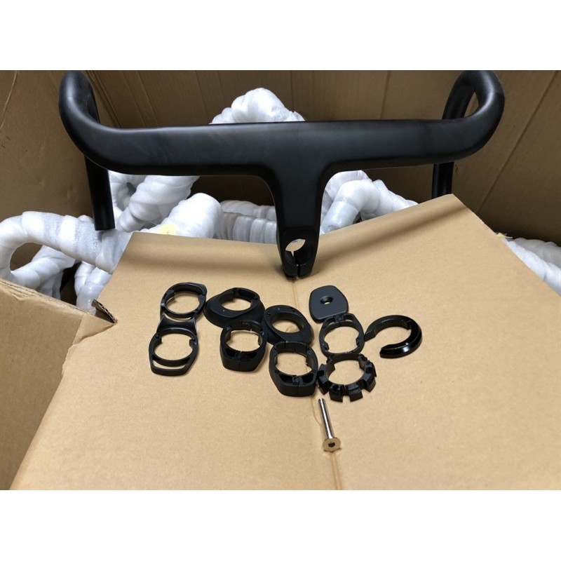 Ghi đông road carbon màu đen kèm phụ kiện