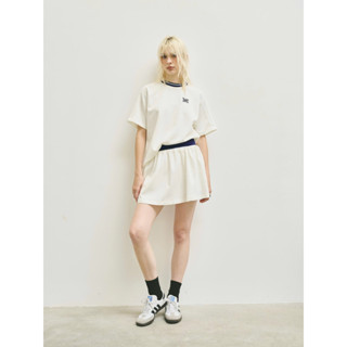 [DEZUS] Áo Thun Thể Thao & Chân Váy Tennis Trắng Trẻ Trung  - TAZY TOP & TAZY SKIRT - Y1HW250414 + Y2SW250403