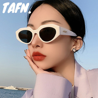 Kính mắt thiết kế hợp thời trang sành điệu cho nữ