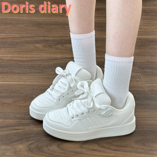  【Doris diary Giày nữ thông thường và thời trang mới màu trắng đáy phẳng học sinh đế dày tăng chiều cao giày thể thao 