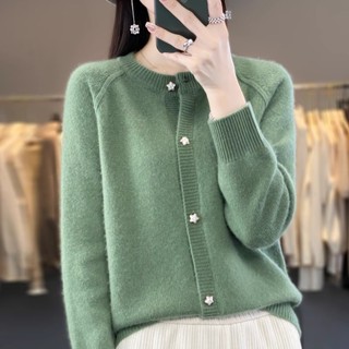 【2025 Mẫu Mới Áo Cardigan Len Nữ Phong Cách Thoải Mái • Cổ Tròn Đính Khuy Ngôi Sao • Áo Khoác Len Mix Đồ Đa Phong Cách Áo Cardigan kim kiểu mới0811 Áo len dệt kim cài cúc Ngôi Sao Cổ Tròn Phong Cách lười nữ áo khoác mặc trong