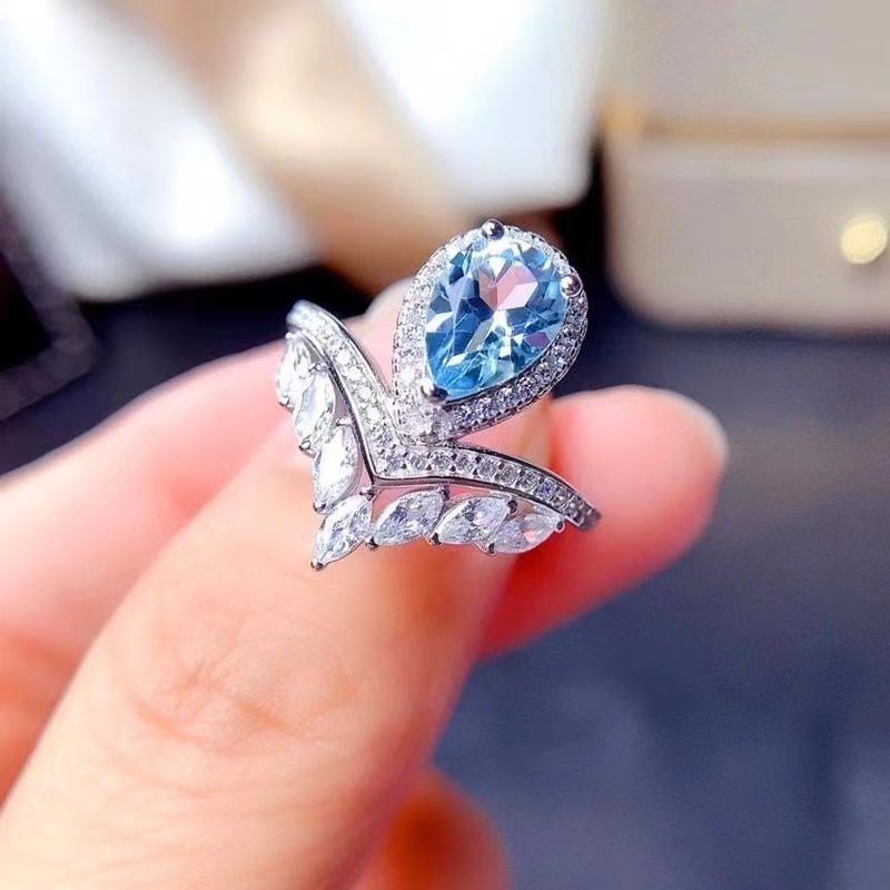 Nhẫn crown nữ với đá sapphire xanh và topaz xanh, thiết kế độc đáo làm quà tặng tinh tế