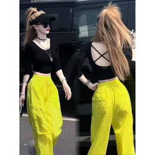  Bộ trang phục mang phong cách thể thao áo hở lưng có dây hình chữ X áo dài tay cổ rộng. Quần ống rộng có dây rút 