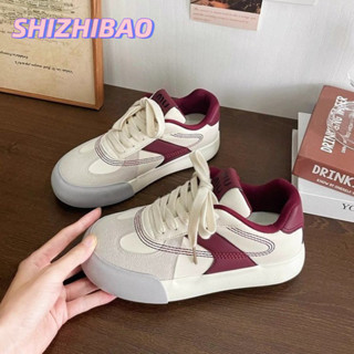 Shizhibao Giày trắng thông thường mùa thu mới đế thấp màu phù hợp với giày mũi tròn đế dày thể thao học sinh Giày tập luyện Đức dành cho nữ