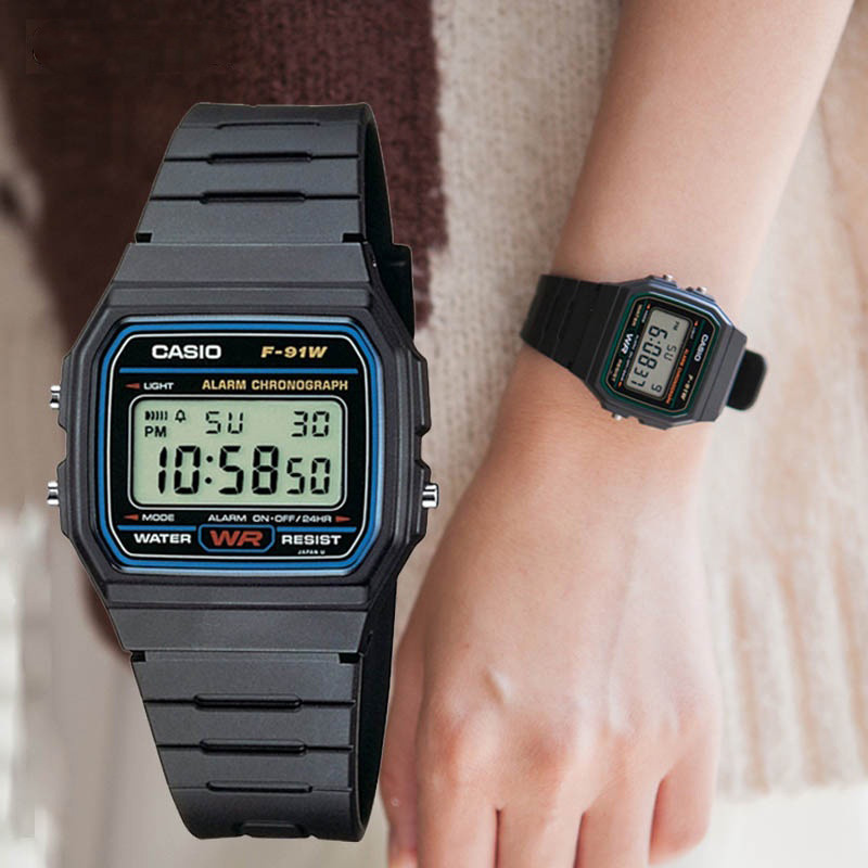 Đồng hồ thể thao kỹ thuật số Casio Classic F91W-1 chứa nhựa, màu đen và chống thấm nước.