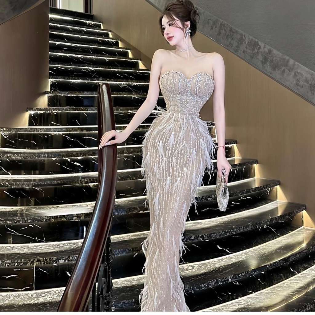 KT CLOTHING Đầm cup body đính đá kèm lông vũ sang trọng