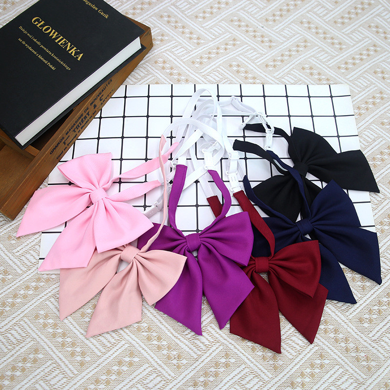 Thắt nơ phong cách đại học HOT với cà vạt hoa