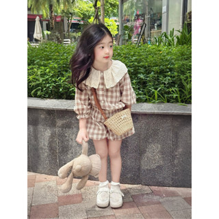 Bộ Đồ CARROT Cho Bé Gái, Họa Tiết Caro Nâu Cổ Bèo Ren Tay Lỡ Quần Bí Tiểu Thư Chất Linen Xinh Xắn