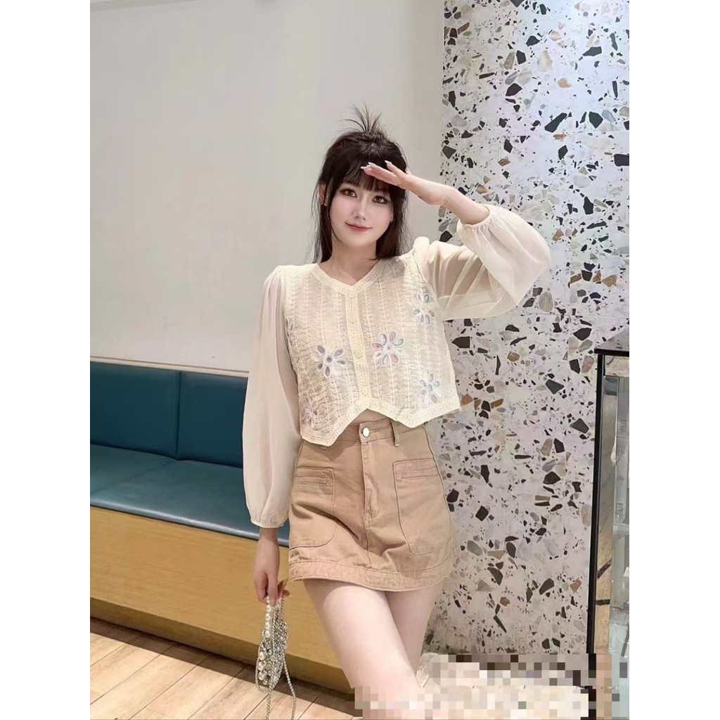 Ao sơ mi voan dài tay cổ chữ V, thiết kế mori style với thêu sequin khâu và khả năng bảo vệ như kem 