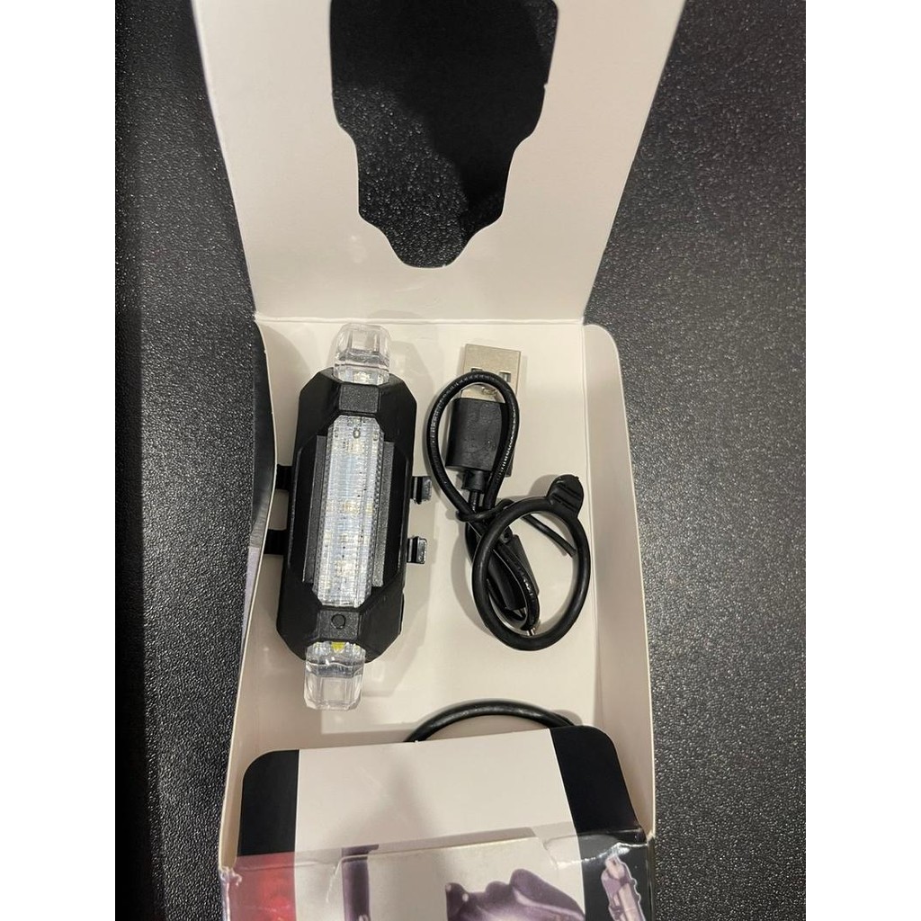 Đèn led 4 chế độ nháy khác nhau. Đi kèm dây sạc,đèn sáng rực, pin cực trâu.