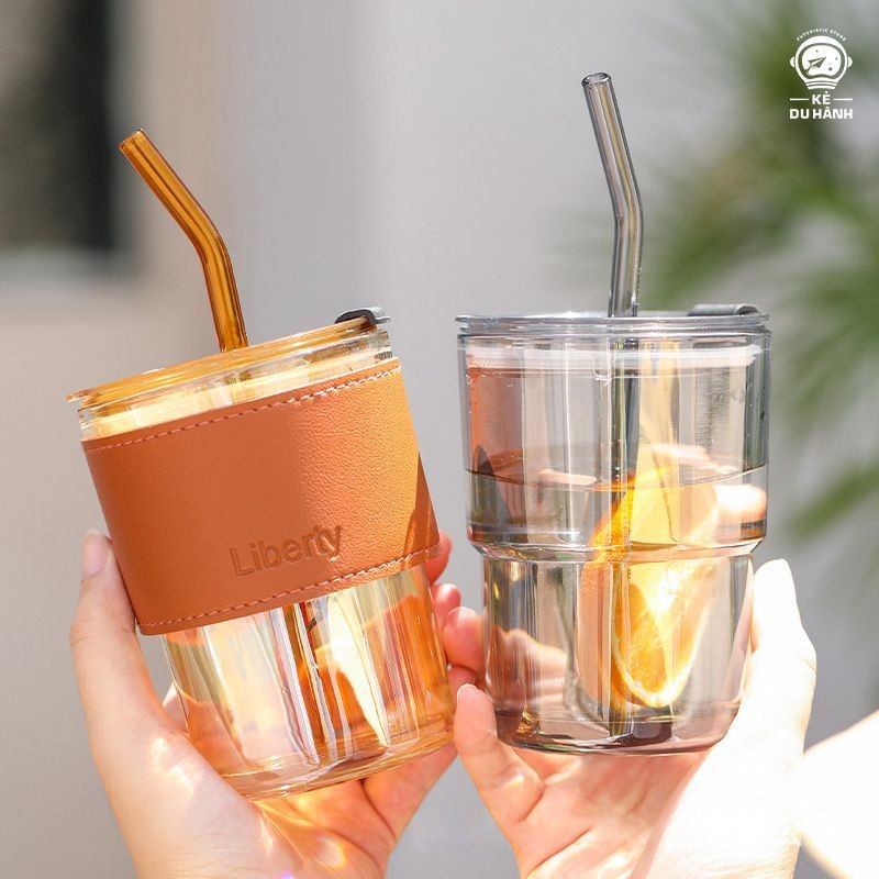 Cốc ly thủy tinh uống nước sinh tố Gorgous có nắp đậy và ống hút, bọc da chống nóng khi dùng trà caffe dung tích 450ml.