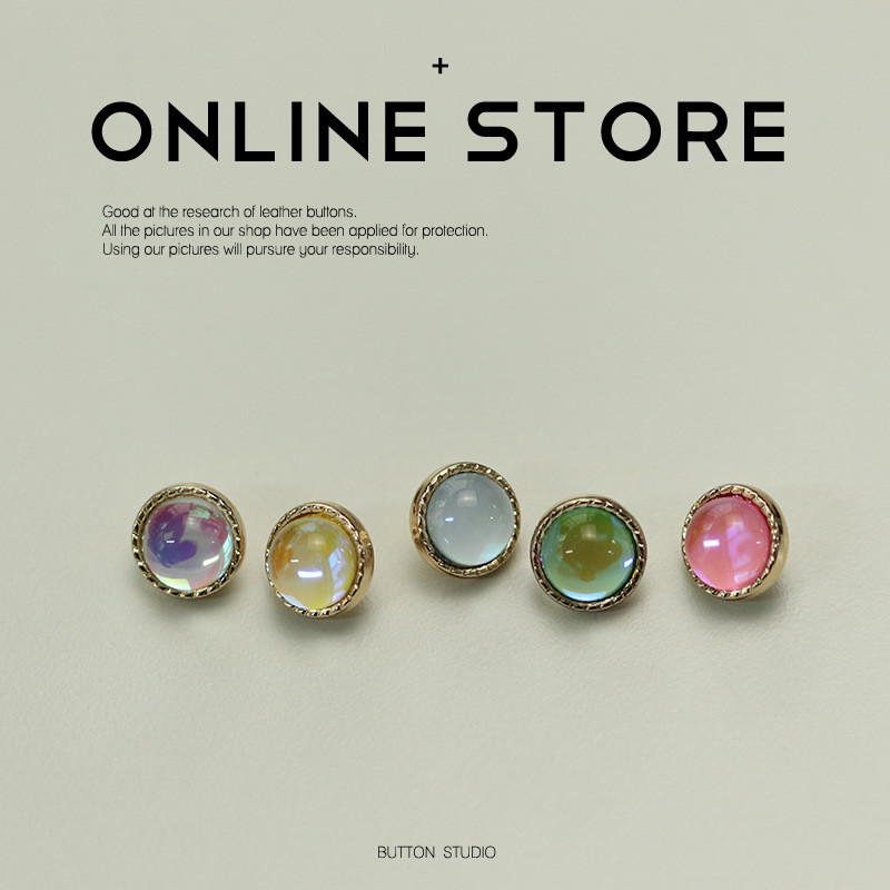 Aurora AB Cardigan Kim Loại Nhiều Màu Sắc với Nút Ngọc Trai và Răng Cạnh