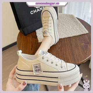 Giày thể thao Giày trắng mới thời trang bên bờ biển