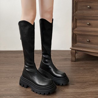 Bốt Cổ Cao Trắng Đen Cổ V Đơn Giản - CC10