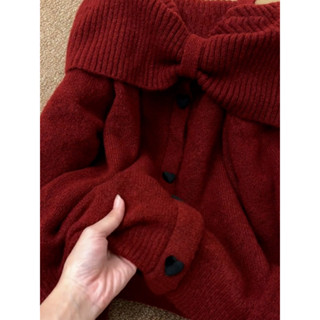 Áo dệt kim màu đỏ cao cấp phong cách dịu dàng Hở Vai Áo len vai trễ vai mùa thu đông nơ bướm nữ