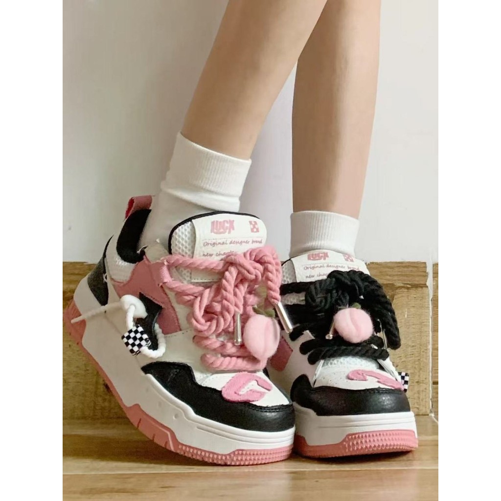 Giày sneaker bánh mì đế dày