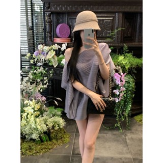 Áo thun nữ Alikacó họa tiết nghiêng xẻ vai dáng rộng và không đều khí chất độc đáo và thích hợp Áo thun