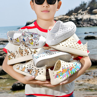  Giày Nhựa Lỗ Trẻ Em Mẫu Mới 2025 Sử Dụng Hằng Ngày Đi Biển Đi Mưa Nhẹ Thoáng Khí Nhanh Khô Không Thấm Nước In Họa Tiết 