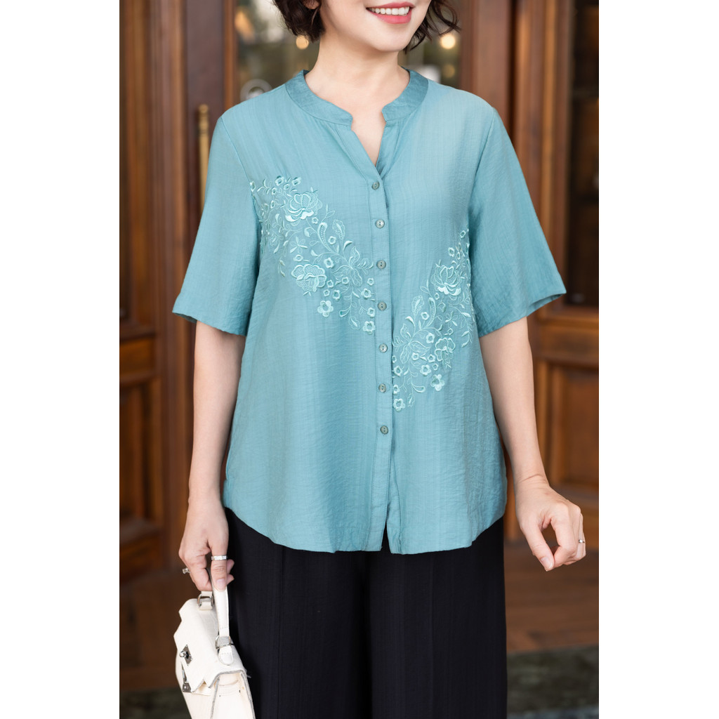 M COLLECTION | Áo Kiểu Nữ Trung Niên Tặng Mẹ, Bà Cài Nút Cổ Trụ Lụa Thêu Hoa Chìm Tay Ngắn A11460 | BigBuy360 - bigbuy360.vn