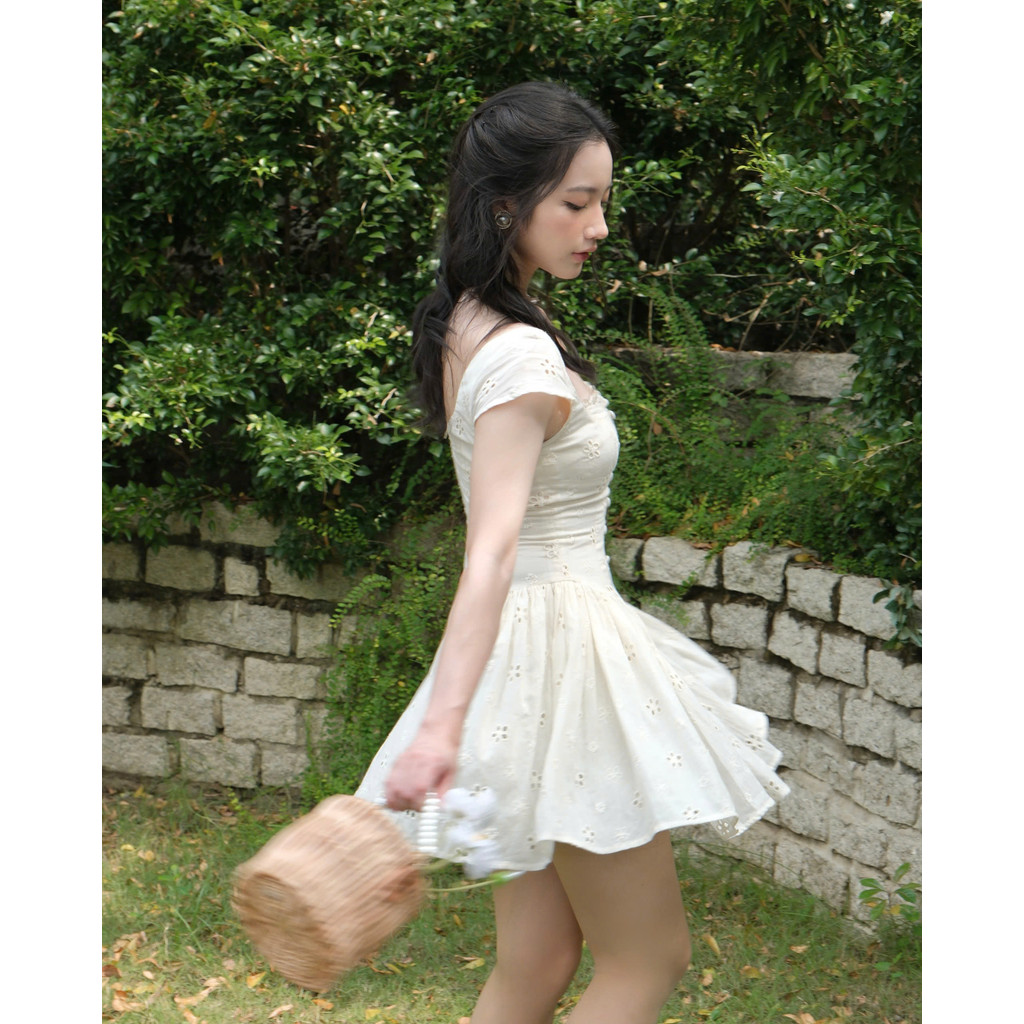 Đầm nàng thơ xinh nhẹ nhàng tiểu thư dáng xòe COQUI chất thô boi thêu hoa EMMA DRESS, đầm thiết kế tiểu thư trắng | BigBuy360 - bigbuy360.vn
