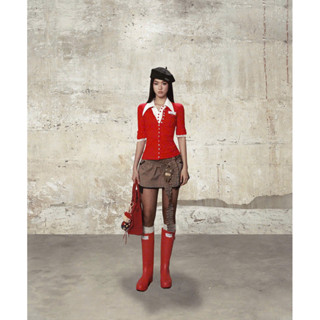 SODOPE CLUB - Áo thun đỏ tay dài, áo thun ngắn tay nút đỏ cổ sơ mi và chân váy ngắn sọc caro nâu