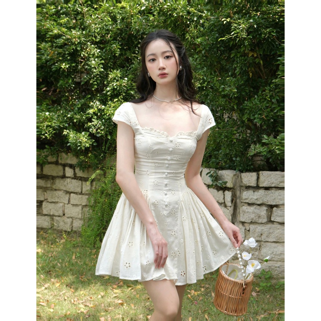 Đầm nàng thơ xinh nhẹ nhàng tiểu thư dáng xòe COQUI chất thô boi thêu hoa EMMA DRESS, đầm thiết kế tiểu thư trắng | BigBuy360 - bigbuy360.vn