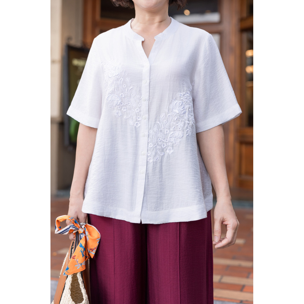 M COLLECTION | Áo Kiểu Nữ Trung Niên Tặng Mẹ, Bà Cài Nút Cổ Trụ Lụa Thêu Hoa Chìm Tay Ngắn A11460 | BigBuy360 - bigbuy360.vn