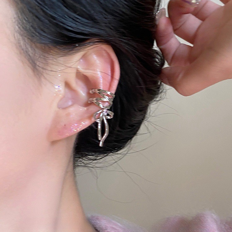 Bông tai kẹp vành tai hình nơ đính đá lấp lánh (01 cái) BT404 | BigBuy360 - bigbuy360.vn