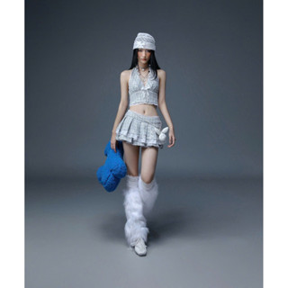  So Dópe.Club - Áo cổ yếm caro trắng và chân váy xếp li caro trắng Olaf 