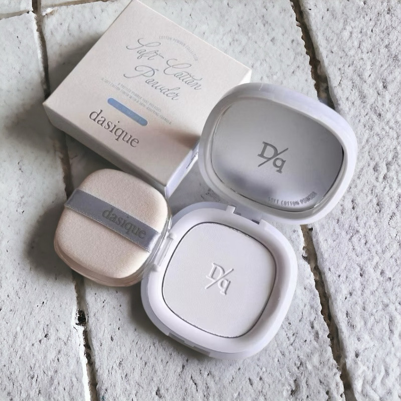 Phấn phủ nén trong suốt Dasique Soft Cotton Powder-cho lớp nền mịn mờ. Phù hợp cho các bạn có làn da