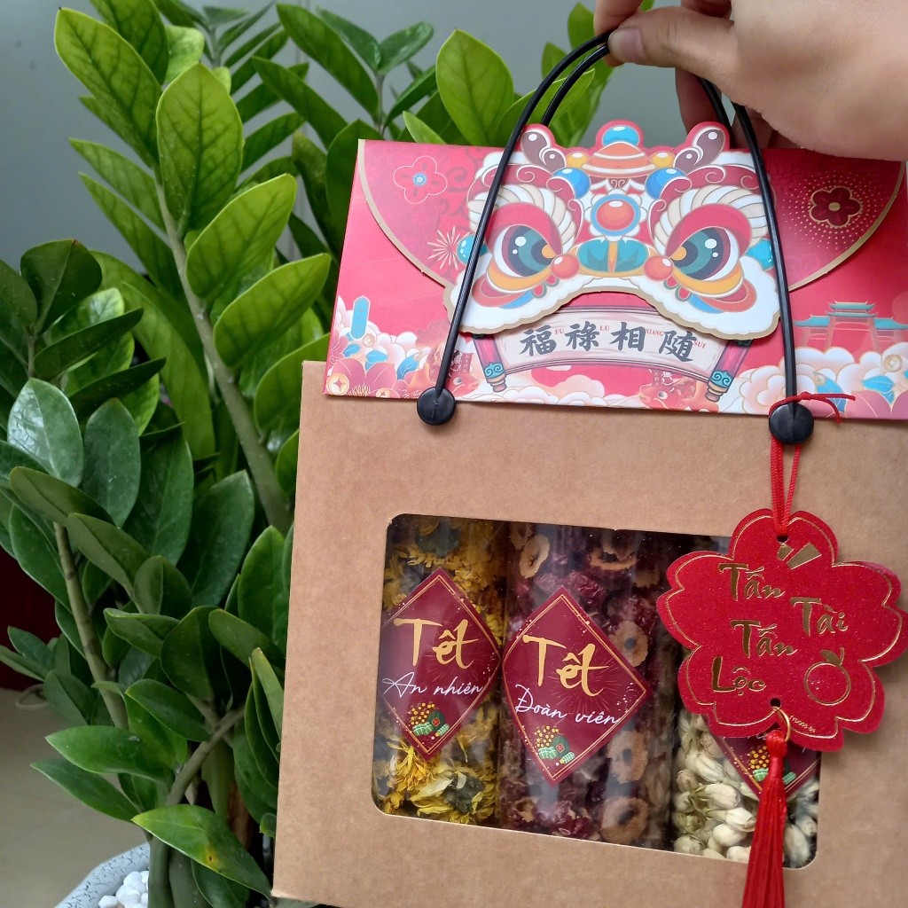 Set quà Tết Xuân Phú Quý gồm táo đỏ, đông trùng, hoa cúc có vỏ box quà tặng kèm tag và bao lì xì đầy đủ