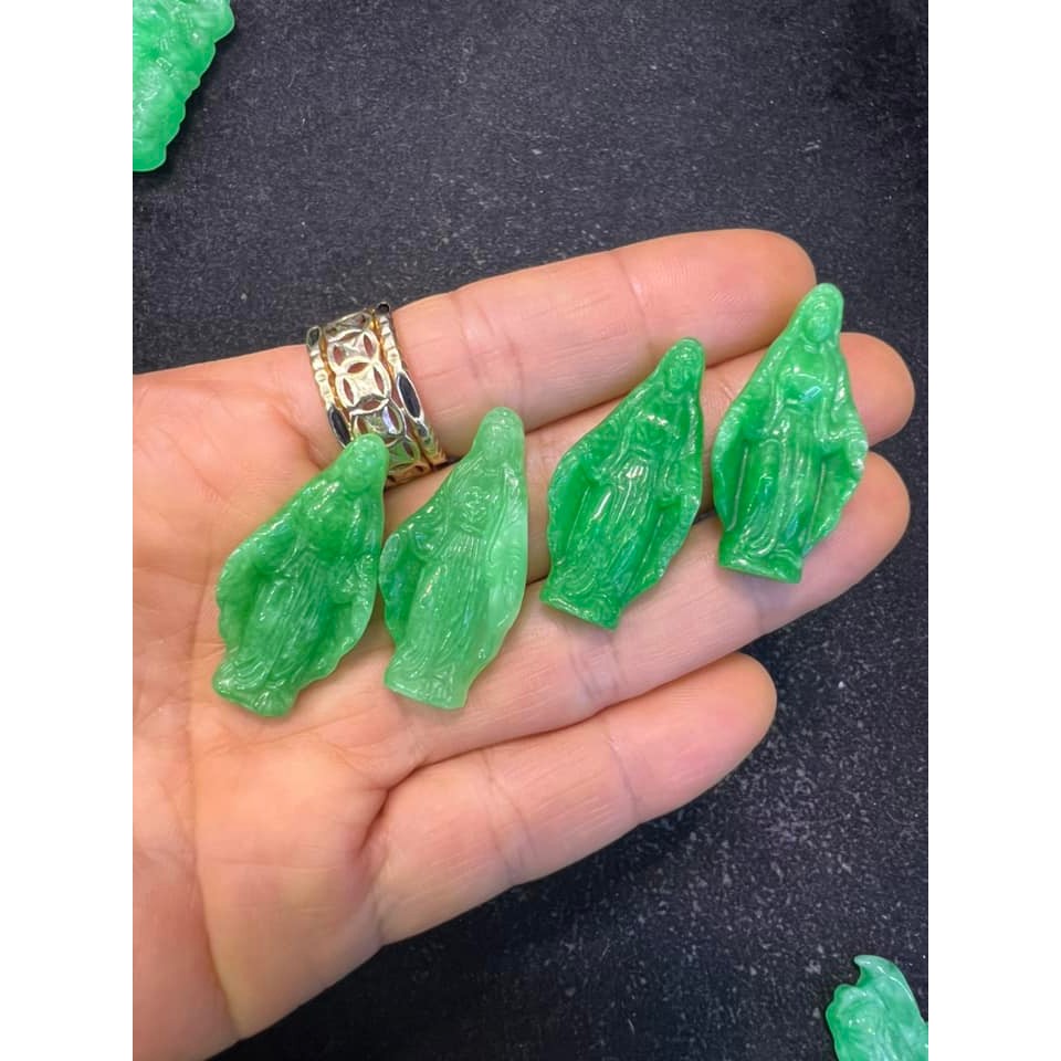 Mặt dây chuyền đức mẹ Maria với chất liệu đá cẩm thạch xanh tự nhiêno