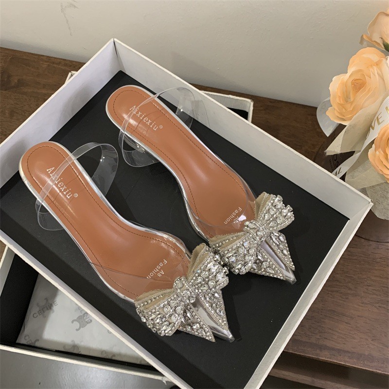 Guốc cao gót quai trong𝓒𝓪𝓸𝓖𝓸𝓽𝓗𝓸𝓽 Mika đính nơ ngọc, có hậu hở mũi 7 phân, guốc đính đá 4 phân mã B12