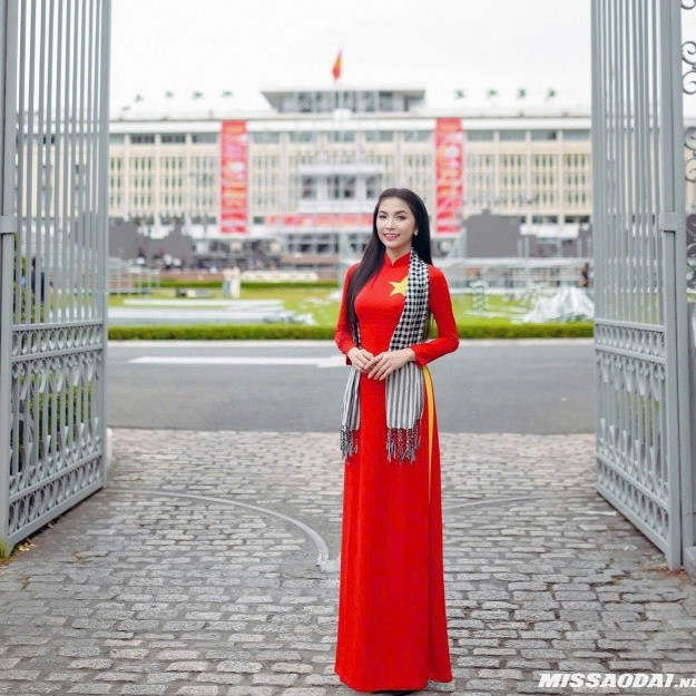 Áo dài cờ đỏ sao vàng trơn ngôi sao nhỏ- Tổng Kho Áo Dài VN - SV7- tà dài 138cm, tay dài, cổ 3cm