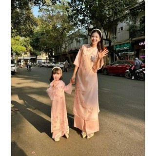  Sét áo dài mẹ bé tết 2025 tơ 4 tà hoa thêu đính nổi màu đỏ nổi bật thiết kệ nhẹ nhàng 