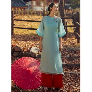 JOVEN Áo Dài Nữ Tết Nhã Vân Phối Họa Tiết 3 Con Bướm Đỏ Đính Trên Ngực Thanh Lịch (KHÔNG KÈM QUẦN)