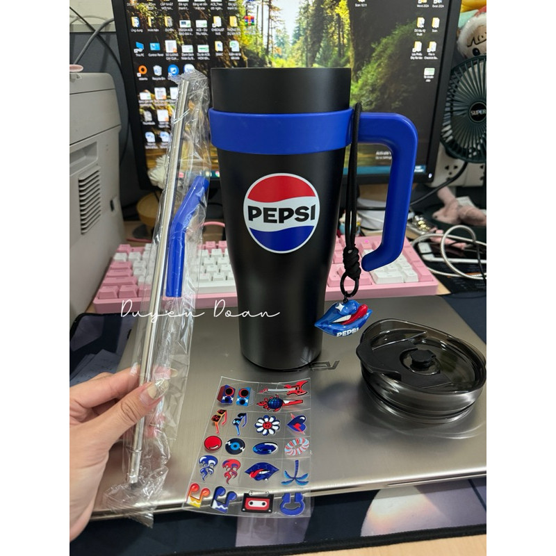 Ly Giữ Nhiệt Over Khủng 𝐏𝐞𝐩𝐬𝐢 𝐑𝐚𝐩 𝐕𝐢𝐞̣̂𝐭 Mùa 4,3 - 𝐋𝐲 Giữ Nhiệt 𝐏𝐞𝐩𝐬𝐢 𝐑𝐚𝐩 𝐕𝐢𝐞̣̂𝐭 có tay cầm size khủ