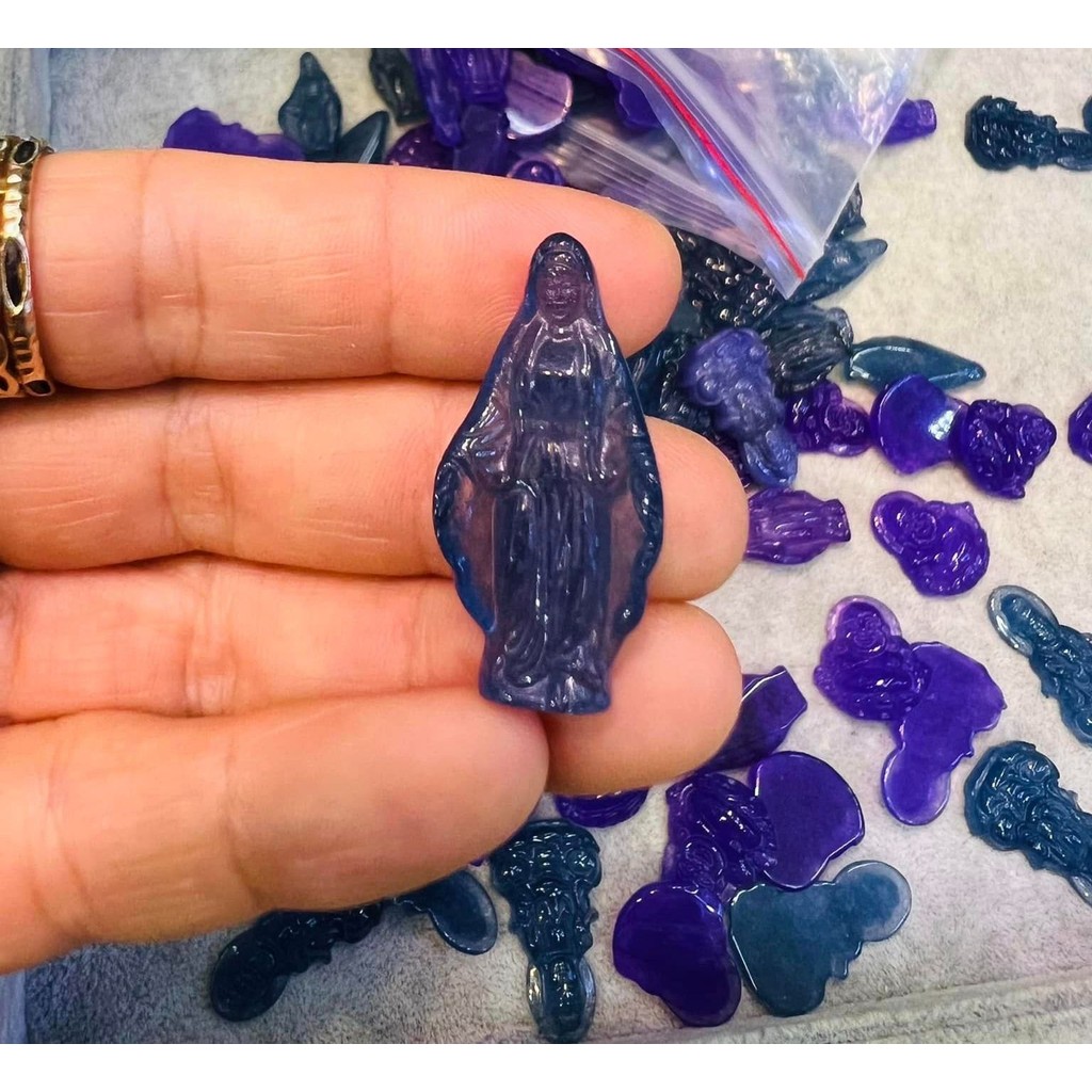 Mặt dây chuyền hình đức mẹ Maria với chất liệu đá thạch anh xanh lam thiên nhiên