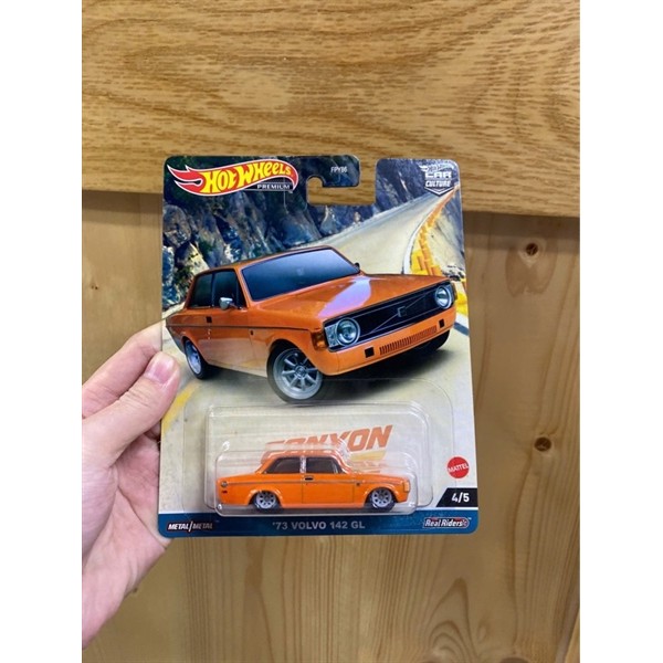 HKC53 Hot Wheels Premium Car Culture - Canyon Warriors - '73 Volvo 142 GL