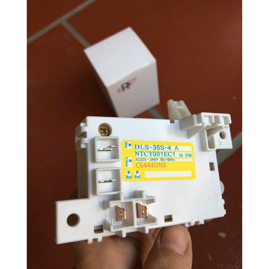 Công Tắc Khóa Cửa Máy Giặt Toshiba AW - MF920LV mới chính hãng